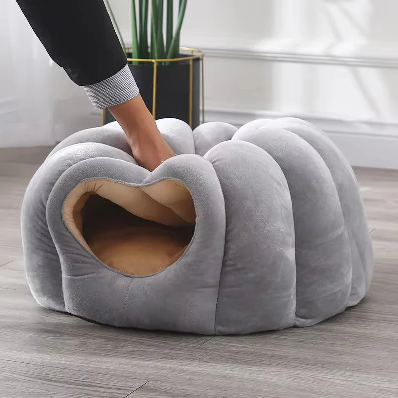 Cozy Closed Cat Bed in Pumpkin Shape – Warm Plush Indoor Bed for Cats, Soft and Breathable Design 6
