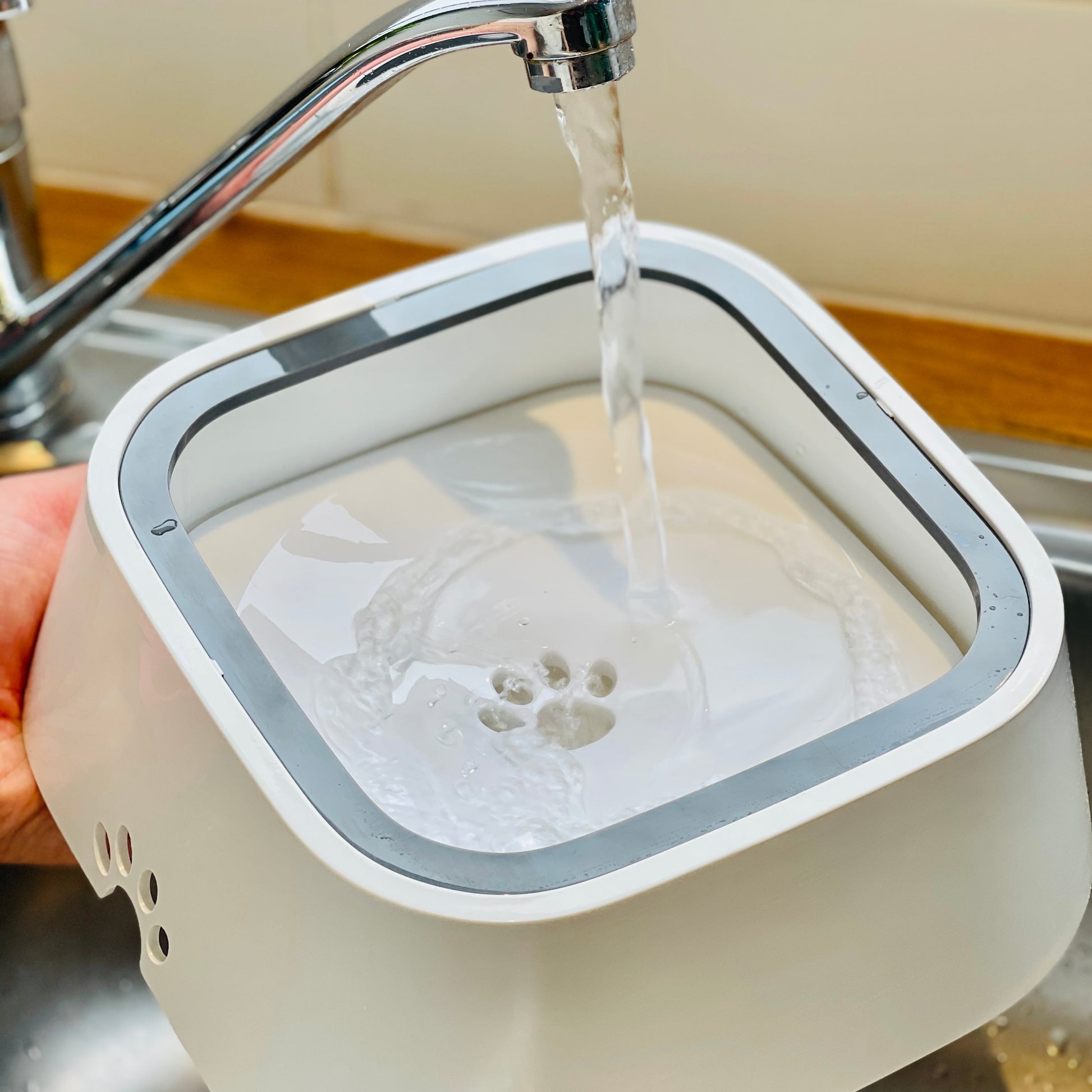 Zero Splash Dog Water Bowl with Non-Spill Edge and Floating Plate – Durable Pet-Friendly Design for Clean Drinking 4