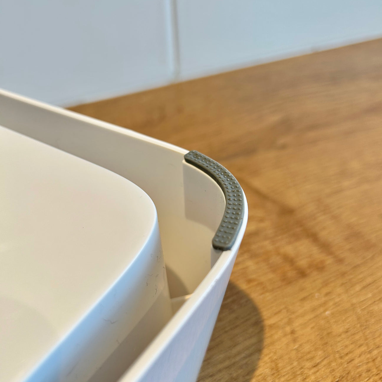 Zero Splash Dog Water Bowl with Non-Spill Edge and Floating Plate – Durable Pet-Friendly Design for Clean Drinking 5